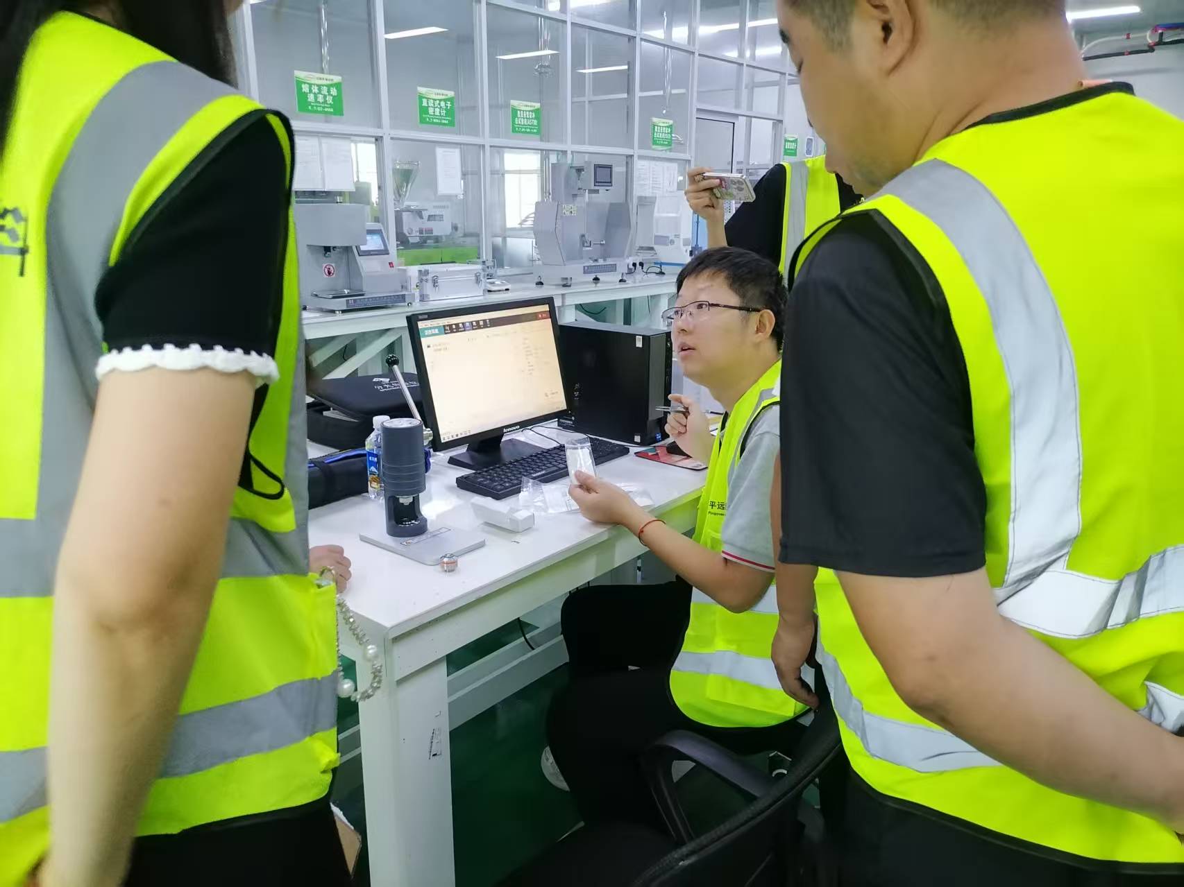 河南污污免费网站新（xīn）材料科技有限公司實驗室引入日本島津高端檢測（cè）設備（bèi）並完（wán）成技術培（péi）訓